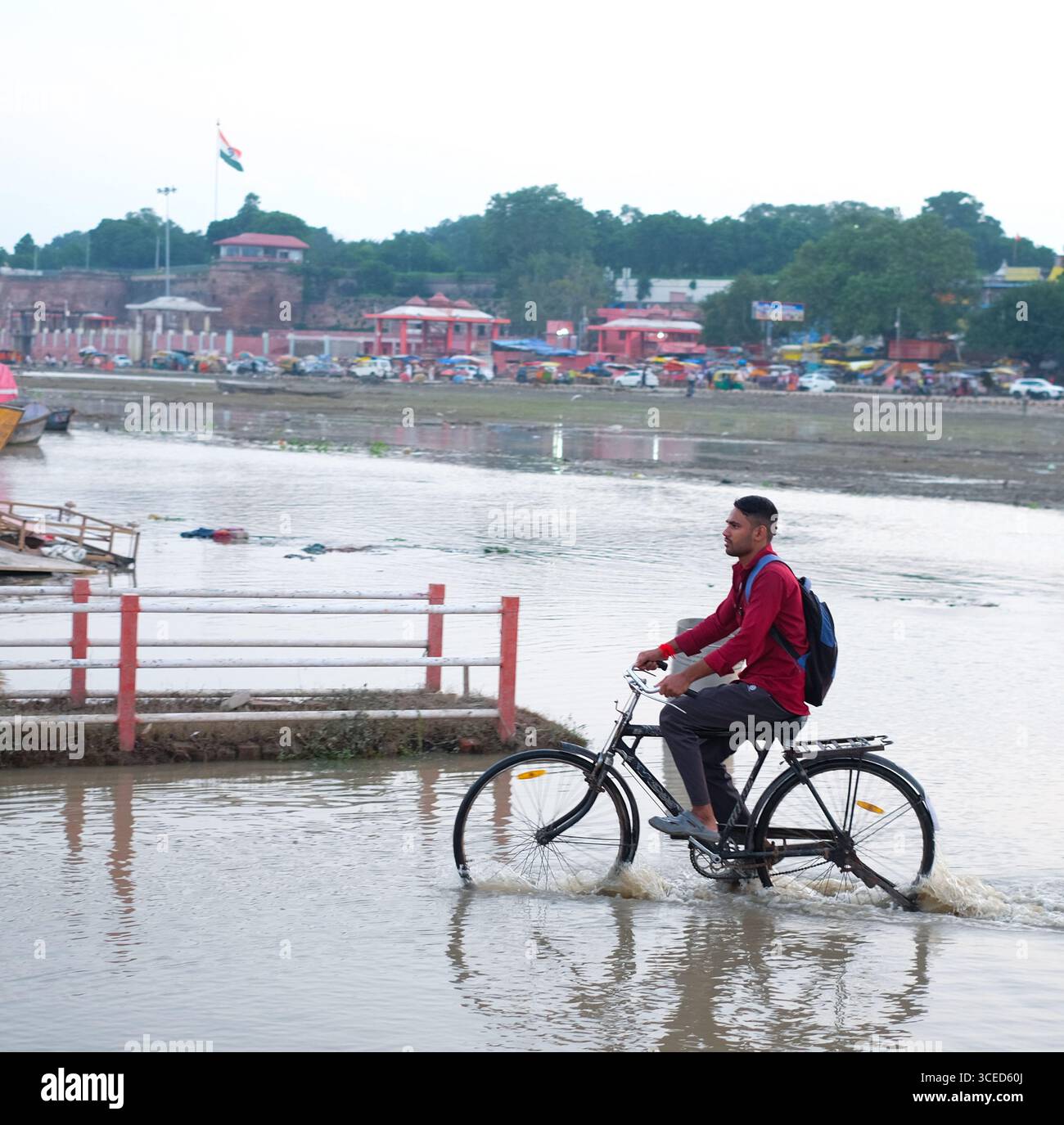 8/14/2025 Un giovane attraversa l'acqua, un riflesso delle mutevoli condizioni del Sangam. Il Sangam di Prayagraj, dove convergono il Ganga, Yamuna e l'invisibile Saraswati, è sempre stato un punto focale della fede indiana. Quest'anno, alla vigilia del giorno della Repubblica, la scena qui era unica. Dopo aver recentemente sopportato la furia delle inondazioni, i residenti della città si sono rapidamente avvicinati alla normalità. Solo quattro giorni fa, i Ghati furono sommersi, ma ora i devoti si riunirono per partecipare al Ganga Aarti. Mentre il sole della sera lanciò i suoi ultimi raggi, la riva del fiume si animò con il gl Foto Stock 8/14/2025 Un giovane attraversa l'acqua, un riflesso delle mutevoli condizioni del Sangam. Il Sangam di Prayagraj, dove convergono il Ganga, Yamuna e l'invisibile Saraswati, è sempre stato un punto focale della fede indiana. Quest'anno, alla vigilia del giorno della Repubblica, la scena qui era unica. Dopo aver recentemente sopportato la furia delle inondazioni, i residenti della città si sono rapidamente avvicinati alla normalità. Solo quattro giorni fa, i Ghati furono sommersi, ma ora i devoti si riunirono per partecipare al Ganga Aarti. Mentre il sole della sera lanciò i suoi ultimi raggi, la riva del fiume si animò con il gl Foto Stock