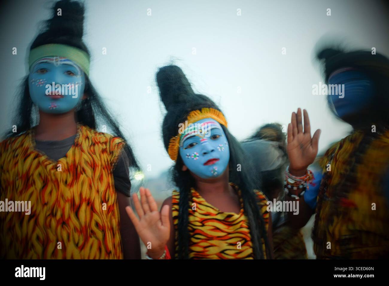 8/14/2025 i bambini vestiti da Signore Shiva salutano i devoti al Sangam ghat. Il Sangam di Prayagraj, dove convergono il Ganga, Yamuna e l'invisibile Saraswati, è sempre stato un punto focale della fede indiana. Quest'anno, alla vigilia del giorno della Repubblica, la scena qui era unica. Dopo aver recentemente sopportato la furia delle inondazioni, i residenti della città si sono rapidamente avvicinati alla normalità. Appena quattro giorni fa, i ghati furono sommersi, ma ora i devoti si riunirono per partecipare al Ganga Aarti.mentre il sole della sera lanciò i suoi raggi finali, la riva del fiume si animò con il bagliore delle lampade, il suono delle luci Foto Stock 8/14/2025 i bambini vestiti da Signore Shiva salutano i devoti al Sangam ghat. Il Sangam di Prayagraj, dove convergono il Ganga, Yamuna e l'invisibile Saraswati, è sempre stato un punto focale della fede indiana. Quest'anno, alla vigilia del giorno della Repubblica, la scena qui era unica. Dopo aver recentemente sopportato la furia delle inondazioni, i residenti della città si sono rapidamente avvicinati alla normalità. Appena quattro giorni fa, i ghati furono sommersi, ma ora i devoti si riunirono per partecipare al Ganga Aarti.mentre il sole della sera lanciò i suoi raggi finali, la riva del fiume si animò con il bagliore delle lampade, il suono delle luci Foto Stock