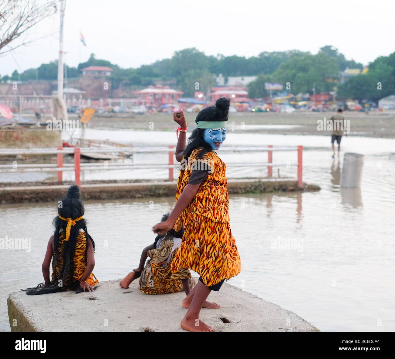 8/14/2025 giovani interpreti vestiti da Shiva che suonano e divertono i devoti nelle acque del Sangam. Il Sangam di Prayagraj, dove convergono il Ganga, Yamuna e l'invisibile Saraswati, è sempre stato un punto focale della fede indiana. Quest'anno, alla vigilia del giorno della Repubblica, la scena qui era unica. Dopo aver recentemente sopportato la furia delle inondazioni, i residenti della città si sono rapidamente avvicinati alla normalità. Solo quattro giorni fa, i ghati furono sommersi, ma ora i devoti si riunirono per partecipare al Ganga Aarti. Mentre il sole della sera lanciò i suoi ultimi raggi, la riva del fiume si animò con t Foto Stock 8/14/2025 giovani interpreti vestiti da Shiva che suonano e divertono i devoti nelle acque del Sangam. Il Sangam di Prayagraj, dove convergono il Ganga, Yamuna e l'invisibile Saraswati, è sempre stato un punto focale della fede indiana. Quest'anno, alla vigilia del giorno della Repubblica, la scena qui era unica. Dopo aver recentemente sopportato la furia delle inondazioni, i residenti della città si sono rapidamente avvicinati alla normalità. Solo quattro giorni fa, i ghati furono sommersi, ma ora i devoti si riunirono per partecipare al Ganga Aarti. Mentre il sole della sera lanciò i suoi ultimi raggi, la riva del fiume si animò con t Foto Stock