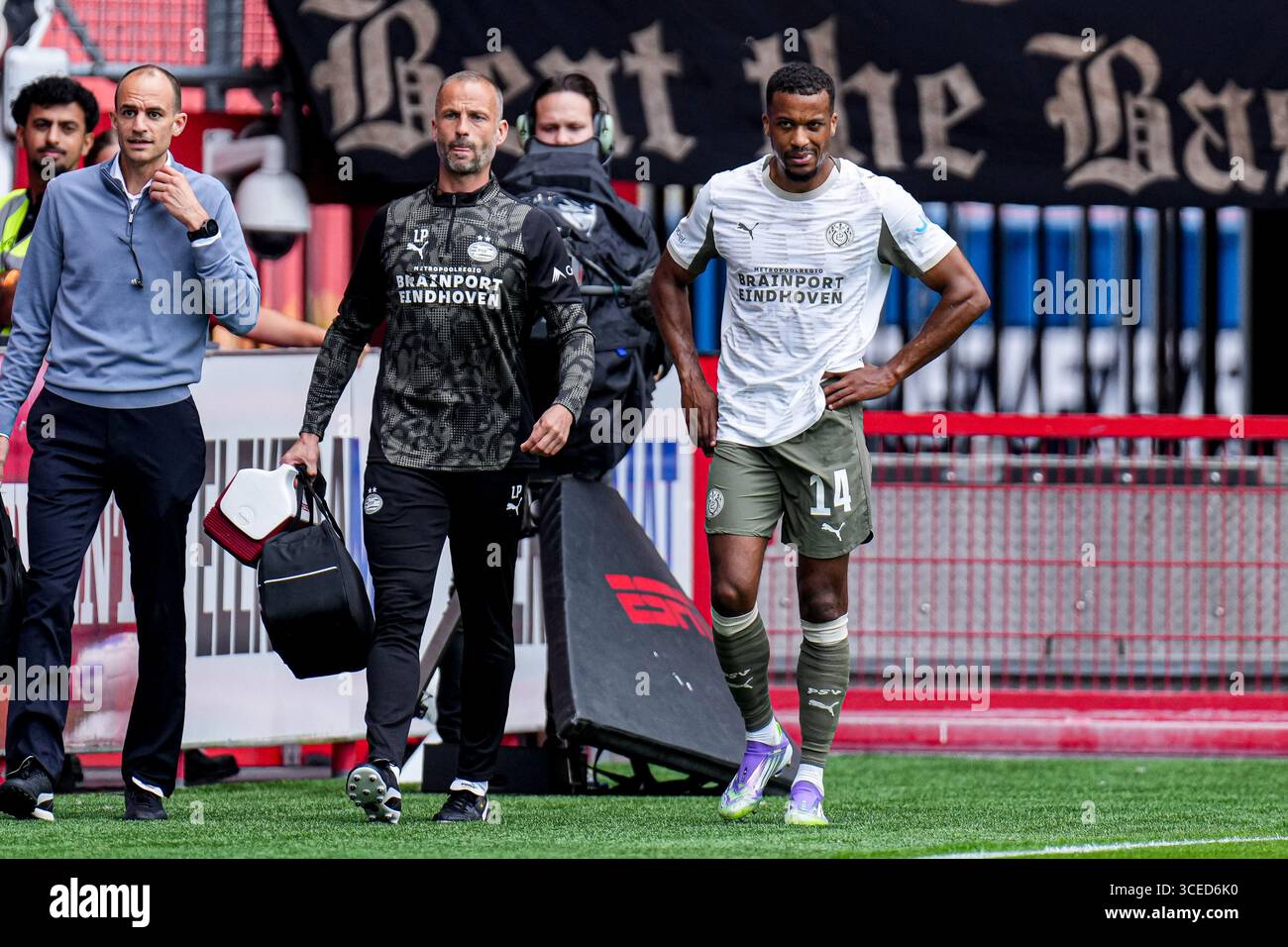 Enschede, Paesi Bassi. 17 agosto 2025. ENSCHEDE, PAESI BASSI - 17 AGOSTO: Alassane plea del PSV lascia il campo infortunato durante la partita olandese Eredivisie tra FC Twente e PSV a Grolsch veste il 17 agosto 2025 a Enschede, Paesi Bassi. (Foto di Joris Verwijst/Orange Pictures) credito: Orange Pics BV/Alamy Live News Foto Stock