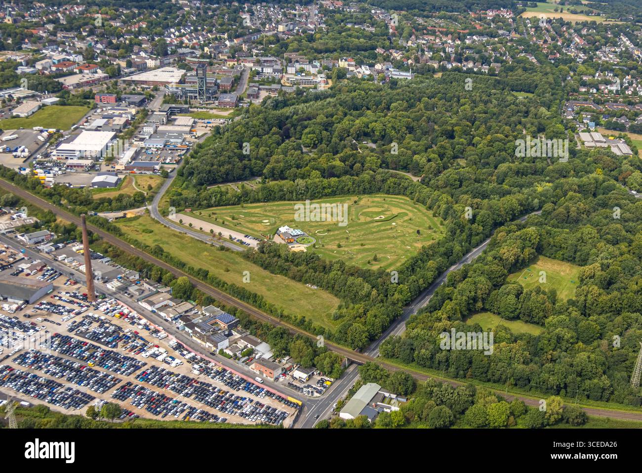 Luftbild, Sportanlage Soccerpark Westfalen Fussballgolf, Am Waldrand Nordfriedhof Burgholzwald, Fernsicht, Eving, Dortmund, Ruhrgebiet, Nordrhein-Westfalen, Deutschland ACHTUNGxMINDESTHONORARx60xEURO *** Vista aerea, impianto sportivo Soccerpark Westfalen Soccer Golf, ai margini della foresta Nordfriedhof Burgholzwald, Distant view, Eving, Dortmund, Ruhr, Renania settentrionale-Vestfalia, Germania ACHTUNGxMINDESTHONORARx60xEURO Foto Stock