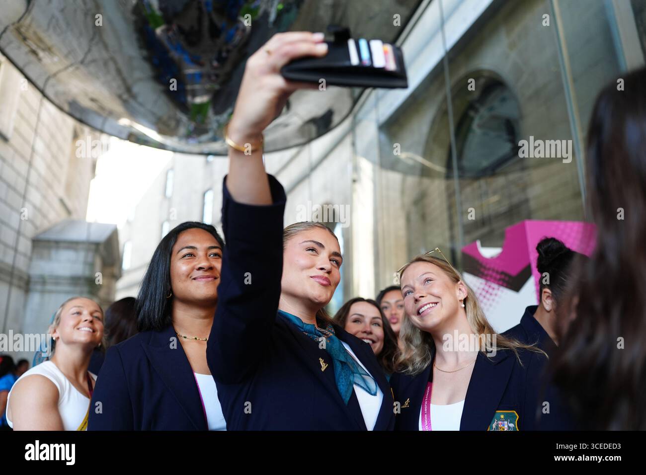 Il Piper Duck (centro) dell'Australia si fa un selfie con i compagni di squadra, durante una cerimonia di benvenuto della squadra al Rates Hall di Manchester, in vista della Coppa del mondo di rugby femminile che inizia venerdì. Data foto: Domenica 17 agosto 2025. Foto Stock