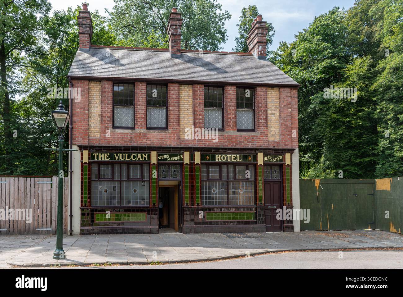 St Fagans National Museum of History, un museo all'aperto nel Galles del Sud, Regno Unito, e una popolare attrazione turistica. Il Vulcan Hotel degli anni '1840 è stato ricostruito Foto Stock