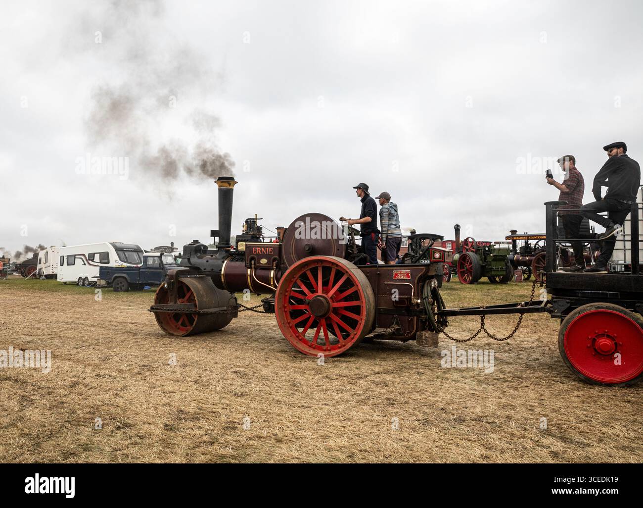Stithians, Cornovaglia, Regno Unito. 17 agosto 2025. Grandi folle partecipano al Great Steam Engine Rally dell'Inghilterra occidentale, 70th Anniversary, che si svolge fino a domenica sera. È il più antico e più grande rally di motori a vapore in Cornovaglia, con oltre 100 mostre di vapore, un vecchio salone dei divertimenti, artigianato, stand commerciali, auto d'epoca, veicoli, trattori e motociclette dell'esercito statunitense. Crediti: Keith Larby/Alamy Live News Foto Stock