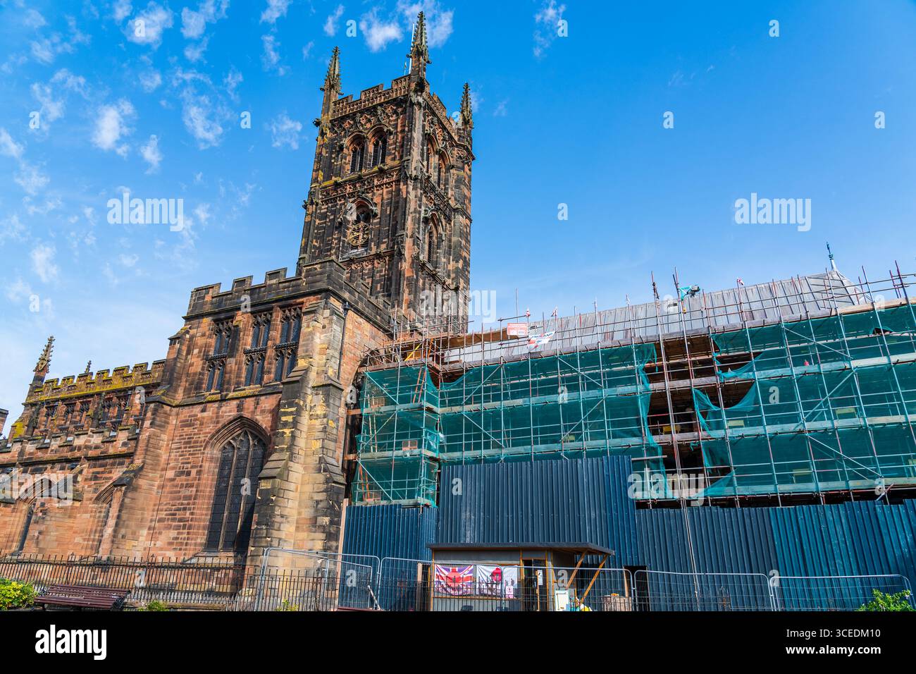Wolverhampton, Regno Unito - 13 agosto 2025: La storica chiesa collegiale di San Pietro è in fase di riparazione del coro Foto Stock