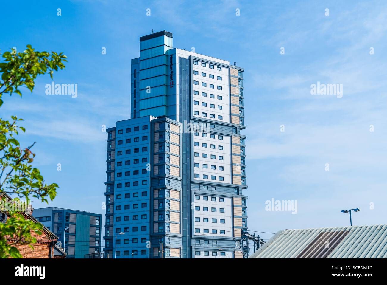 Wolverhampton, Regno Unito - 13 agosto 2025: Alto complesso di appartamenti a Wolverhampton, Regno Unito, concetto di vita moderna Foto Stock