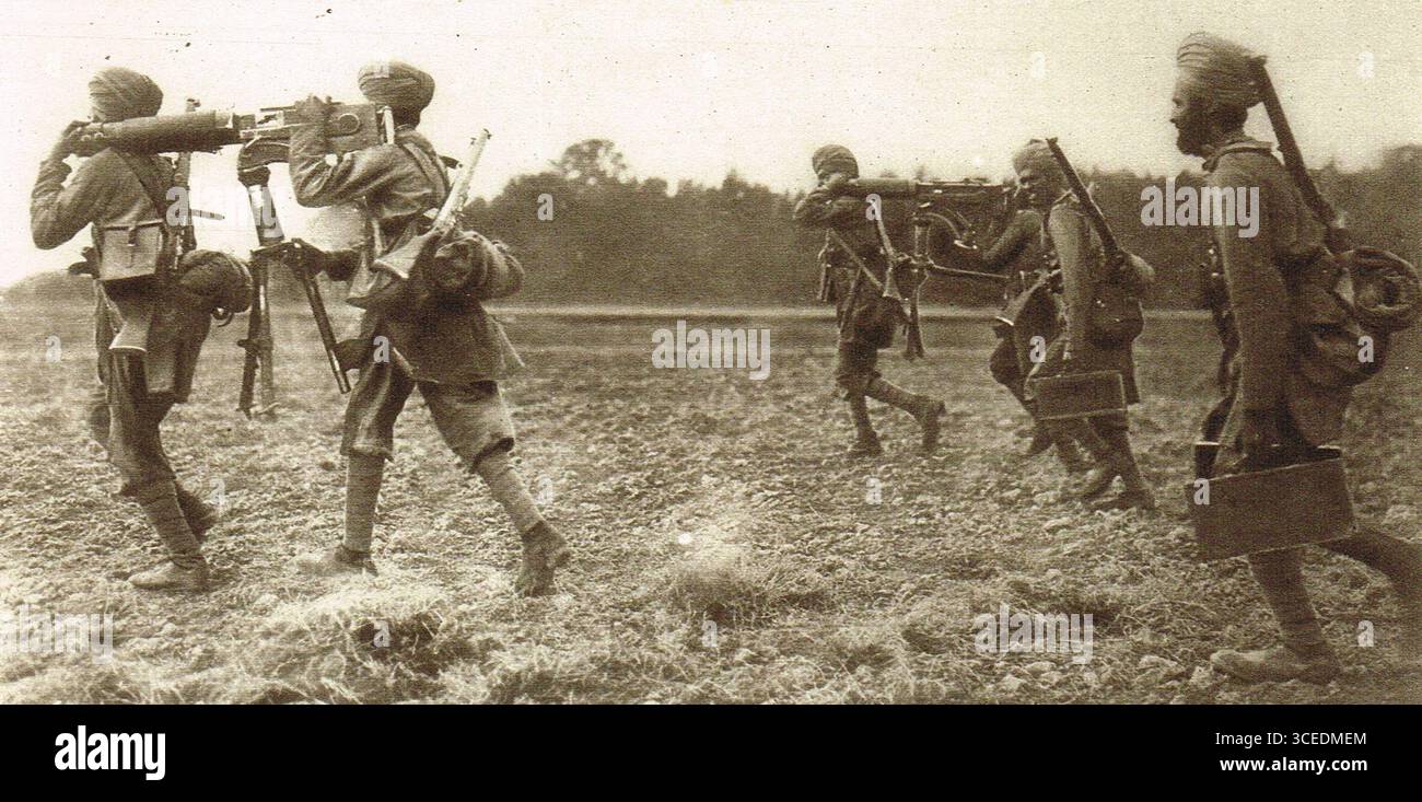 Fanteria indiana che trasporta Maxims in azione sotto il fuoco in Francia, prima guerra mondiale Foto Stock