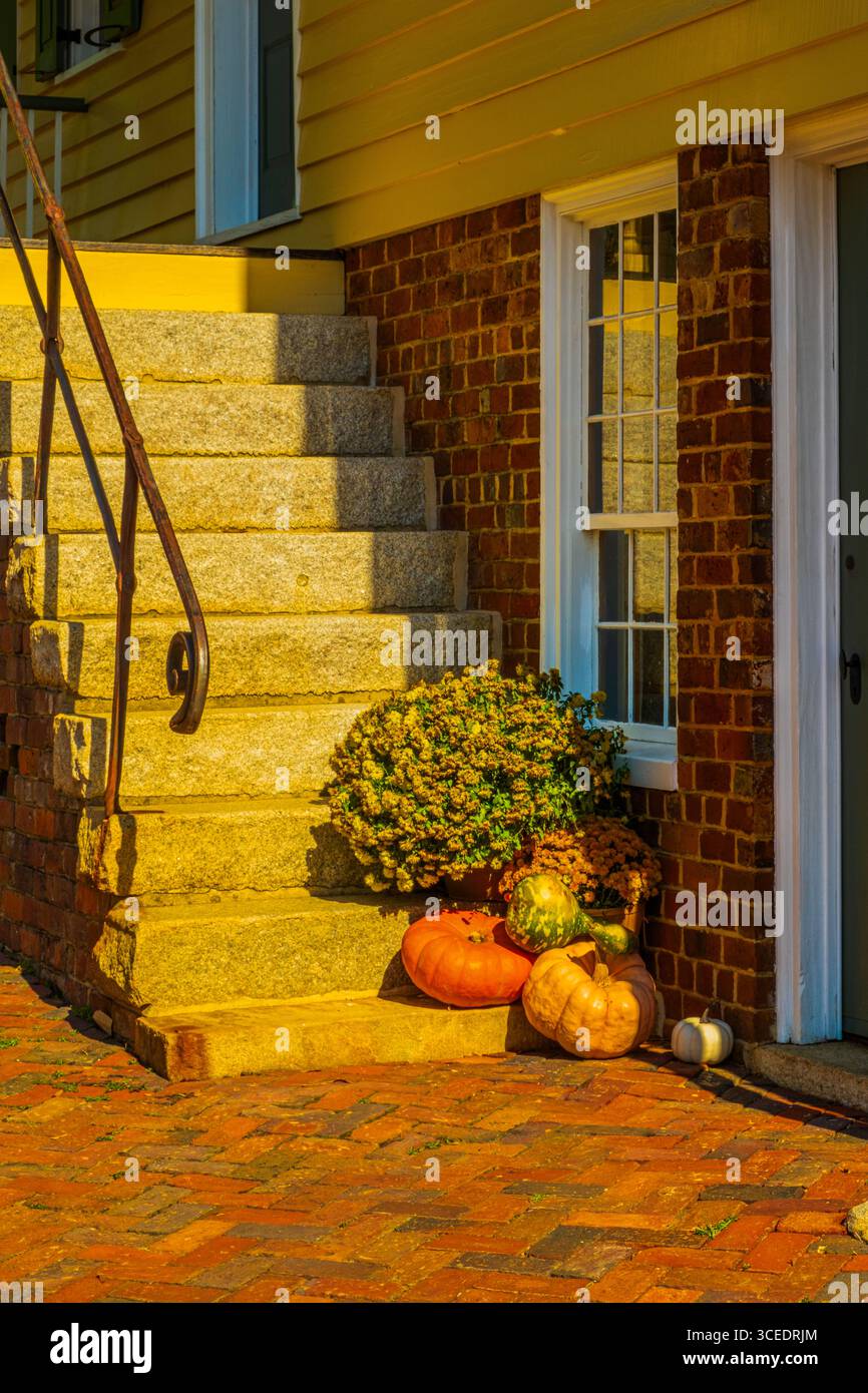 Decorazioni autunnali sul gradino della casa d'epoca a Old Salem, North Carolina. Foto Stock