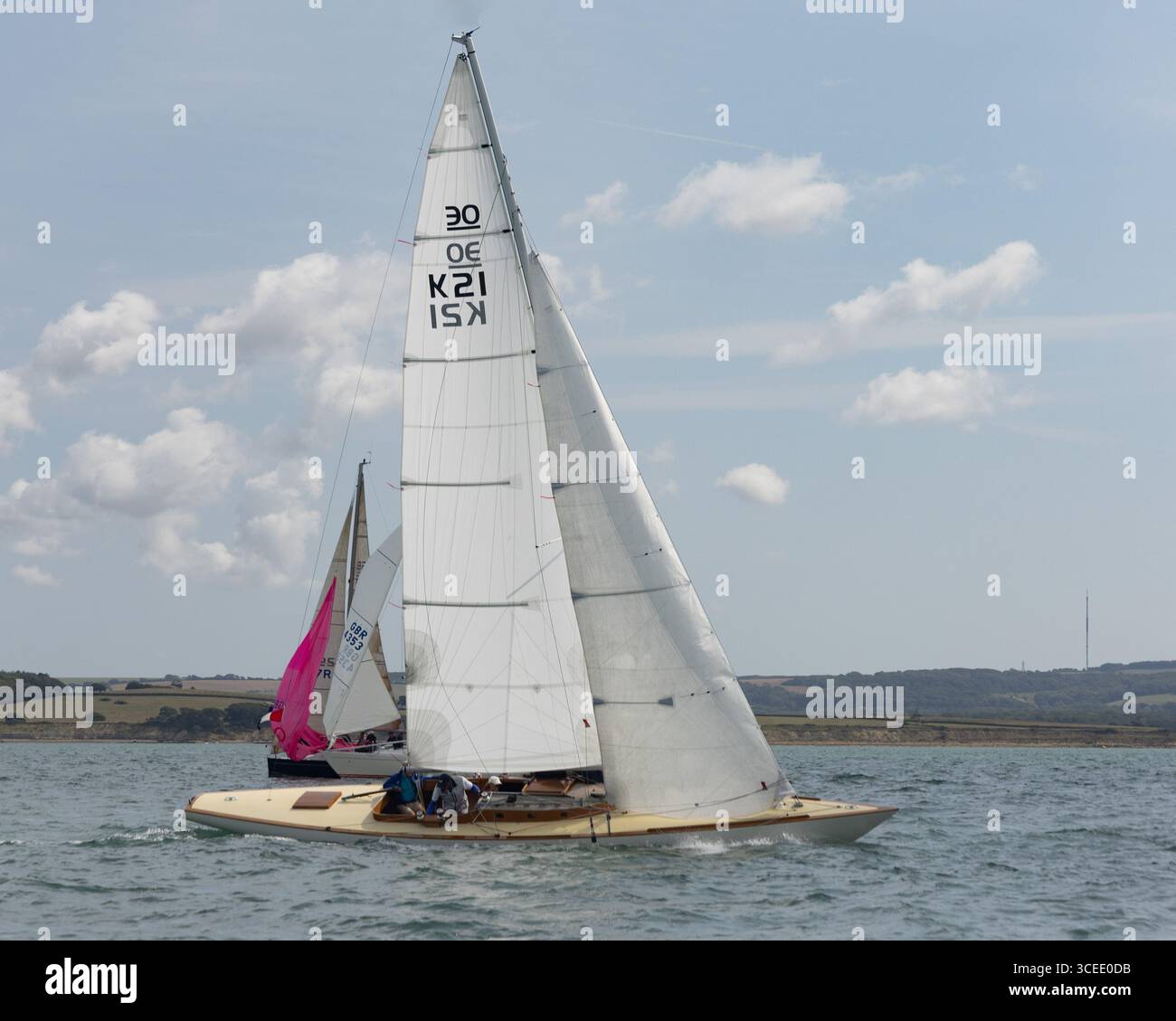 30 metri quadrati di classe K21 "Aelous" in barca a vela in una gara alla regata Cowes Week del 2025 Foto Stock