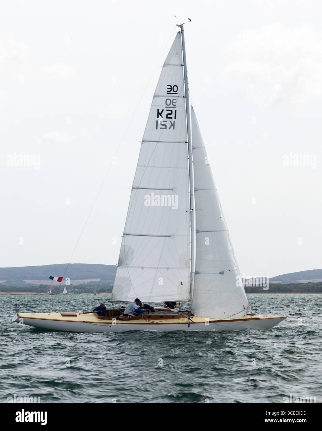 30 metri quadrati di classe K21 "Aelous" in barca a vela in una gara alla regata Cowes Week del 2025 Foto Stock