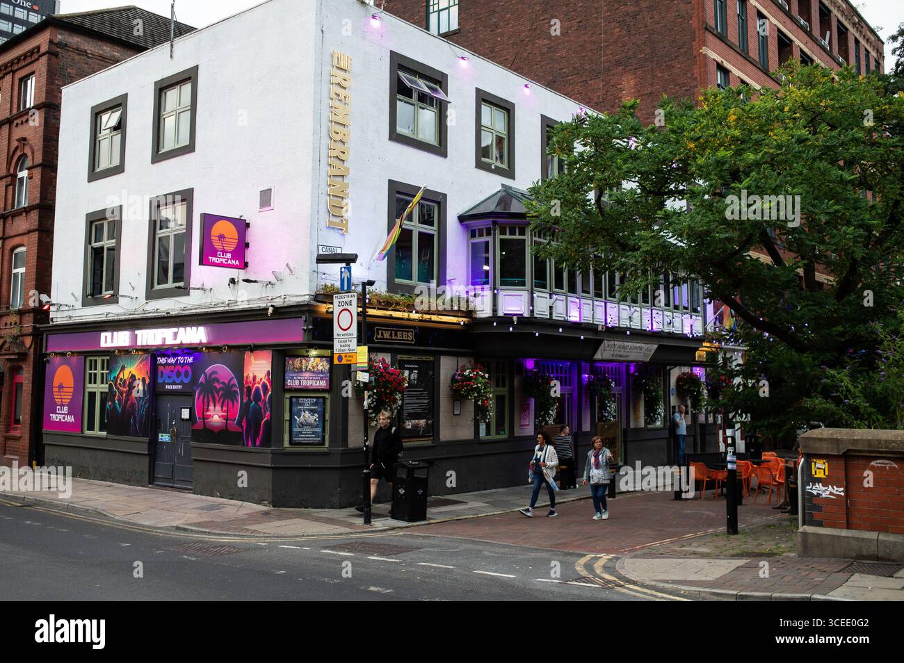 Madrid, Spagna. 7 agosto 2025. View of Canal Street, è una famosa strada conosciuta come il cuore della città Gay and LGBTQ a Manchester, 16 agosto 2025 Inghilterra (foto di Oscar Gonzalez/Sipa USA) credito: SIPA USA/Alamy Live News Foto Stock
