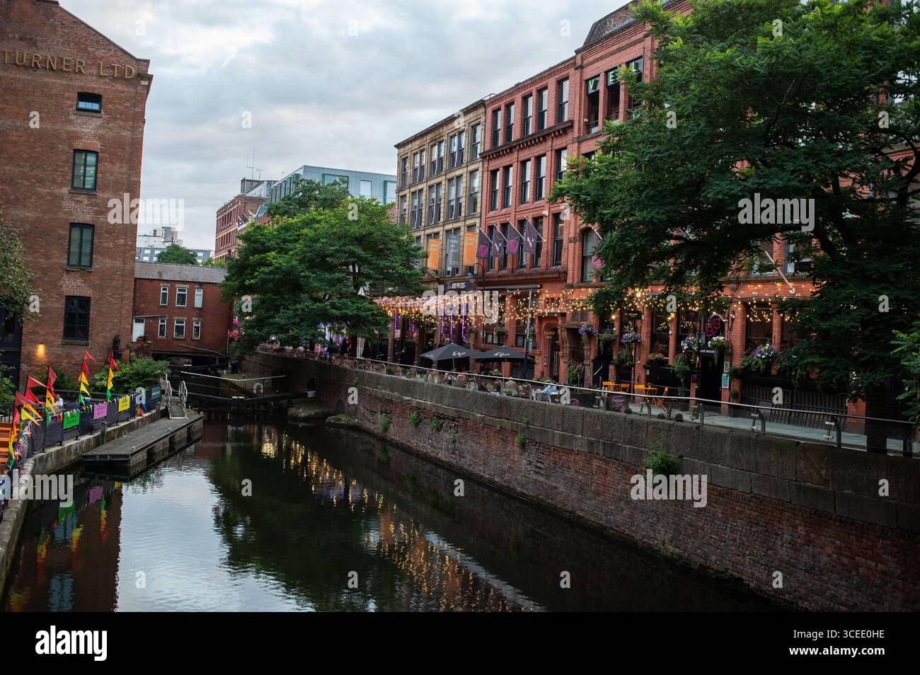 Madrid, Spagna. 7 agosto 2025. View of Canal Street, è una famosa strada conosciuta come il cuore della città Gay and LGBTQ a Manchester, 16 agosto 2025 Inghilterra (foto di Oscar Gonzalez/Sipa USA) credito: SIPA USA/Alamy Live News Foto Stock