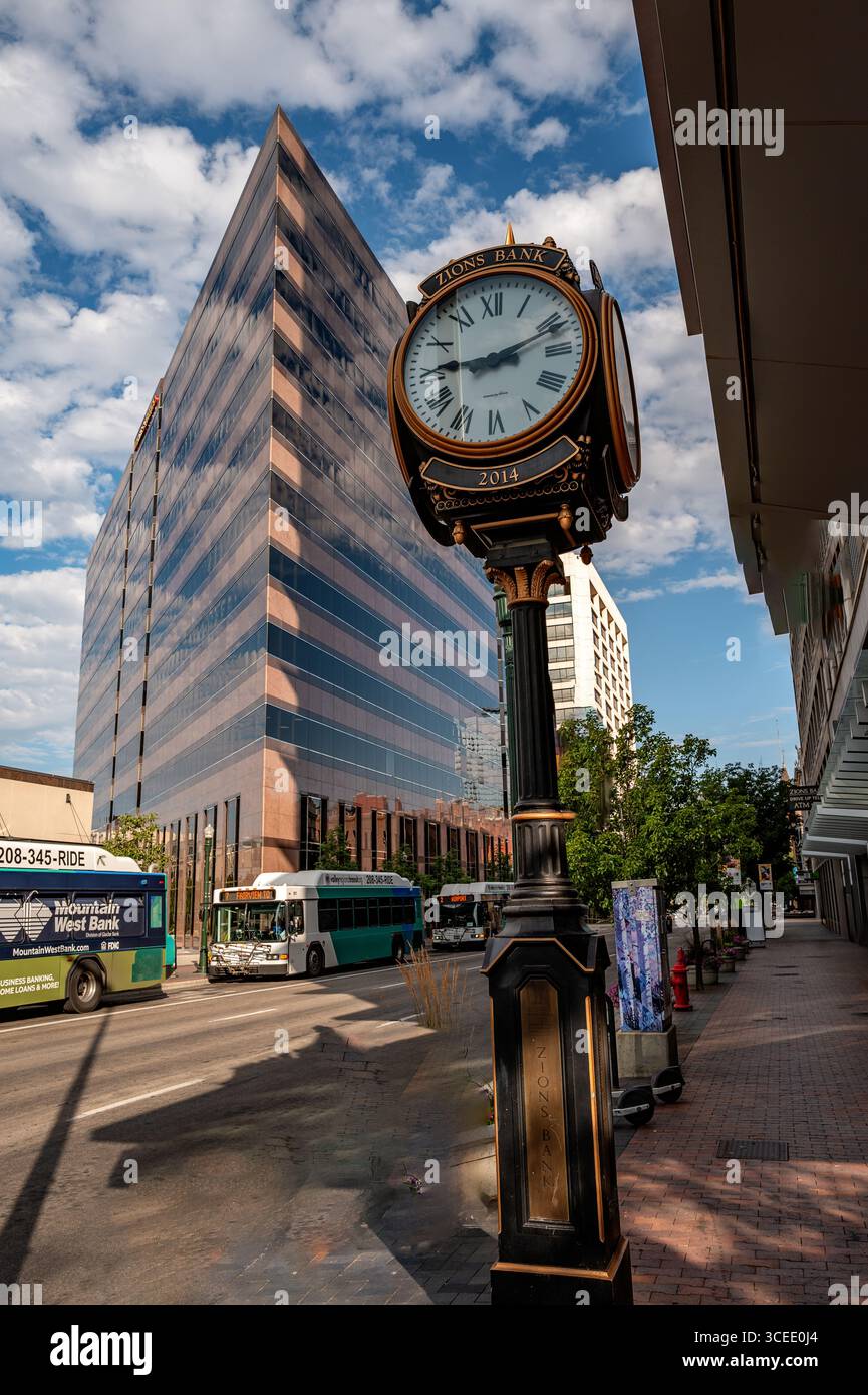 Orologio pubblico sul marciapiede nel centro di Boise Foto Stock