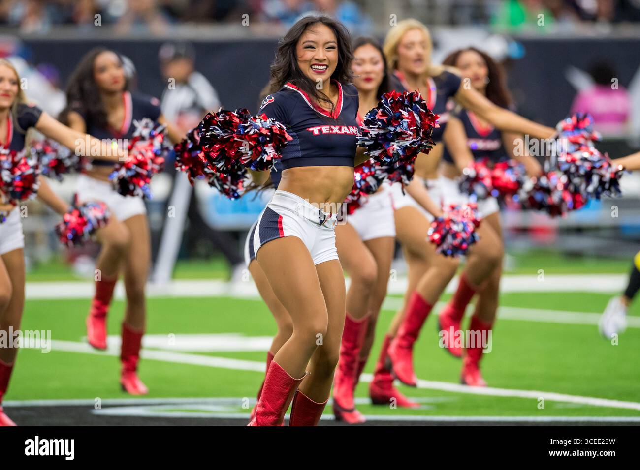 16 agosto 2025: Gli Houston Texans Cheerleaders si esibiscono prima di una gara di pre-stagione tra i Carolina Panthers e gli Houston Texans a Houston, Texas. Trask Smith/CSM Foto Stock