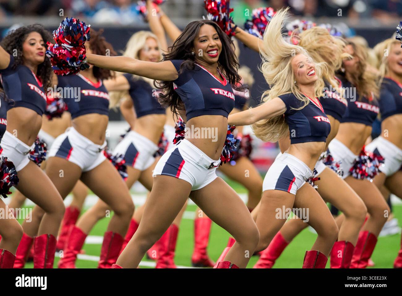 16 agosto 2025: Gli Houston Texans Cheerleaders si esibiscono prima di una gara di pre-stagione tra i Carolina Panthers e gli Houston Texans a Houston, Texas. Trask Smith/CSM Foto Stock