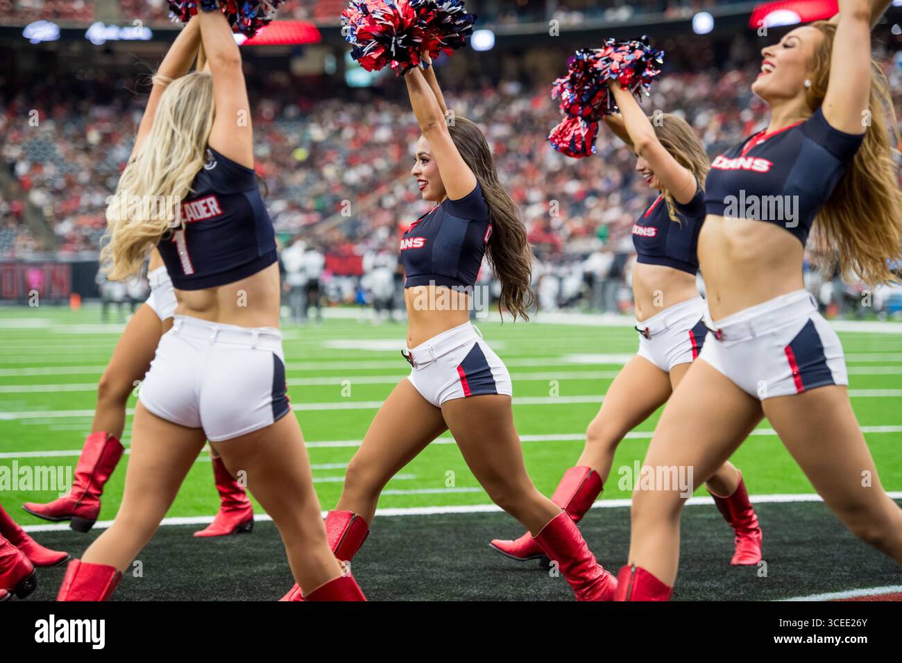 16 agosto 2025: Gli Houston Texans Cheerleaders si esibiscono durante una gara di pre-stagione tra i Carolina Panthers e gli Houston Texans a Houston, Texas. Trask Smith/CSM Foto Stock