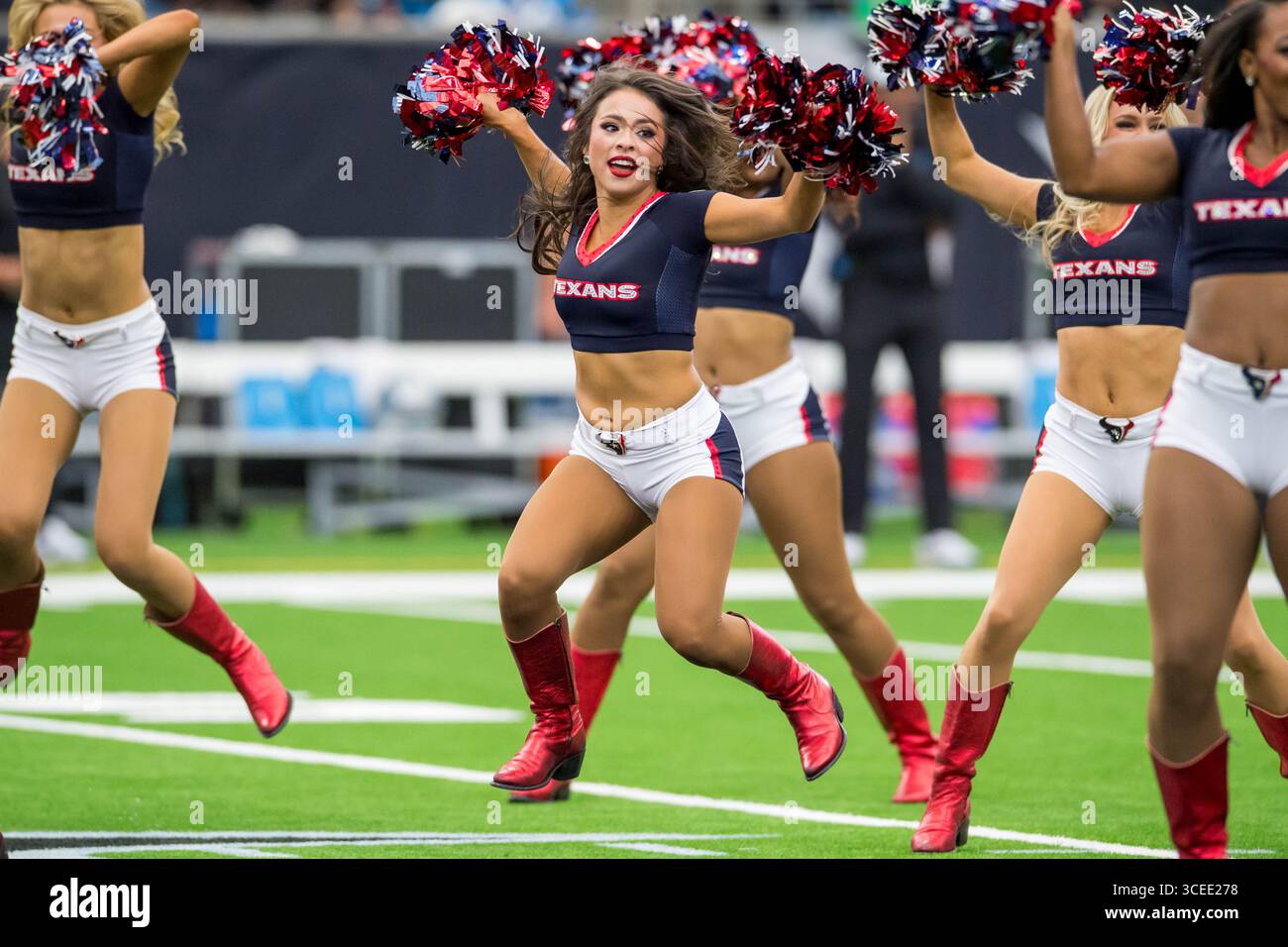 16 agosto 2025: Gli Houston Texans Cheerleaders si esibiscono prima di una gara di pre-stagione tra i Carolina Panthers e gli Houston Texans a Houston, Texas. Trask Smith/CSM Foto Stock