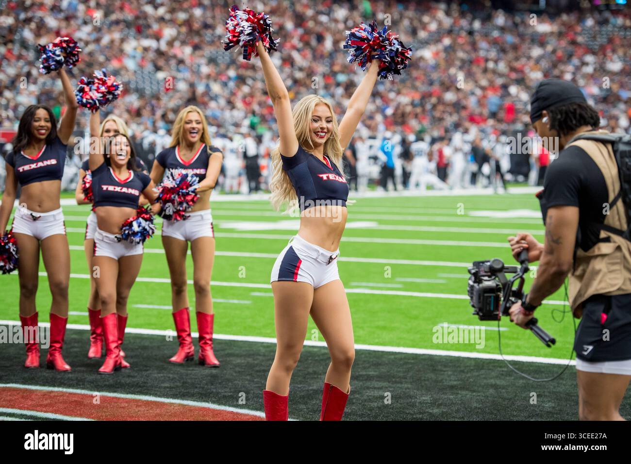 16 agosto 2025: Una cheerleader degli Houston Texans si esibisce durante una gara di pre-stagione tra i Carolina Panthers e gli Houston Texans a Houston, Texas. Trask Smith/CSM Foto Stock