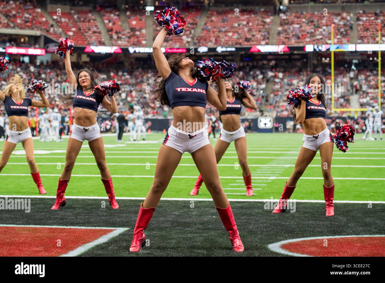 16 agosto 2025: Gli Houston Texans Cheerleaders si esibiscono durante una gara di pre-stagione tra i Carolina Panthers e gli Houston Texans a Houston, Texas. Trask Smith/CSM Foto Stock
