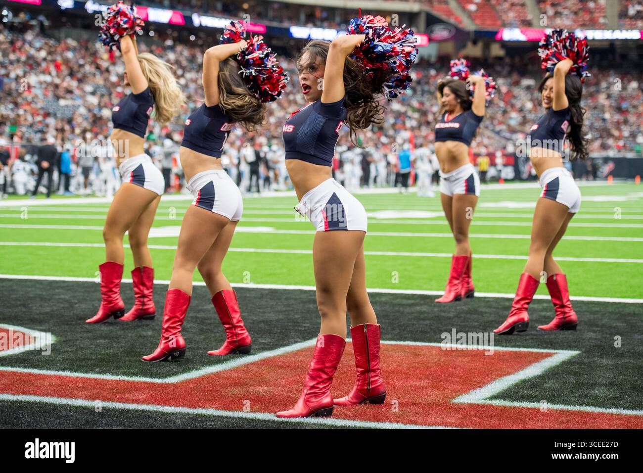 16 agosto 2025: Gli Houston Texans Cheerleaders si esibiscono durante una gara di pre-stagione tra i Carolina Panthers e gli Houston Texans a Houston, Texas. Trask Smith/CSM Foto Stock