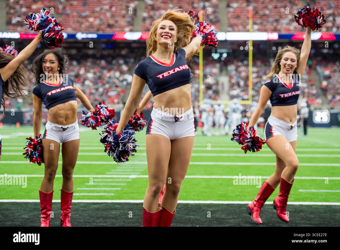 16 agosto 2025: Gli Houston Texans Cheerleaders si esibiscono durante una gara di pre-stagione tra i Carolina Panthers e gli Houston Texans a Houston, Texas. Trask Smith/CSM Foto Stock