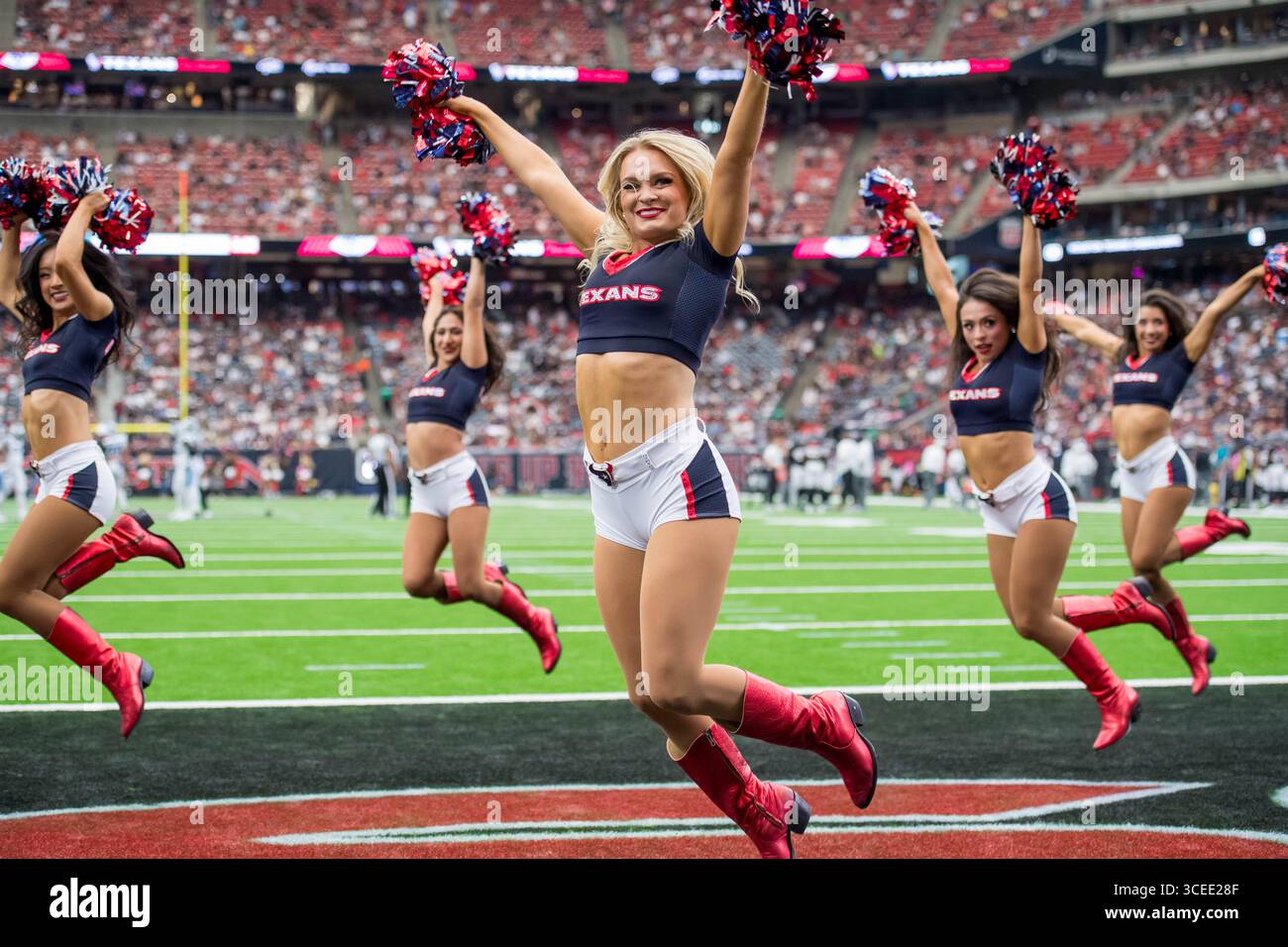 16 agosto 2025: Gli Houston Texans Cheerleaders si esibiscono durante una gara di pre-stagione tra i Carolina Panthers e gli Houston Texans a Houston, Texas. Trask Smith/CSM Foto Stock