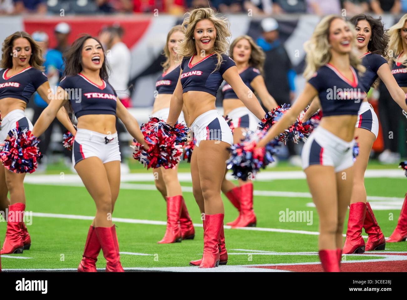 16 agosto 2025: Gli Houston Texans Cheerleaders si esibiscono prima di una gara di pre-stagione tra i Carolina Panthers e gli Houston Texans a Houston, Texas. Trask Smith/CSM Foto Stock