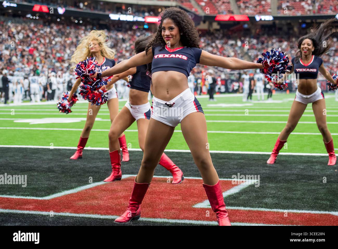 16 agosto 2025: Gli Houston Texans Cheerleaders si esibiscono durante una gara di pre-stagione tra i Carolina Panthers e gli Houston Texans a Houston, Texas. Trask Smith/CSM Foto Stock