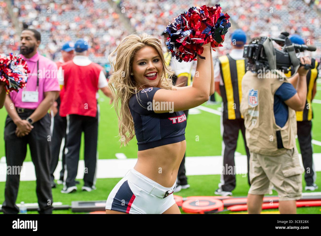 16 agosto 2025: Una cheerleader degli Houston Texans si esibisce durante una gara di pre-stagione tra i Carolina Panthers e gli Houston Texans a Houston, Texas. Trask Smith/CSM Foto Stock