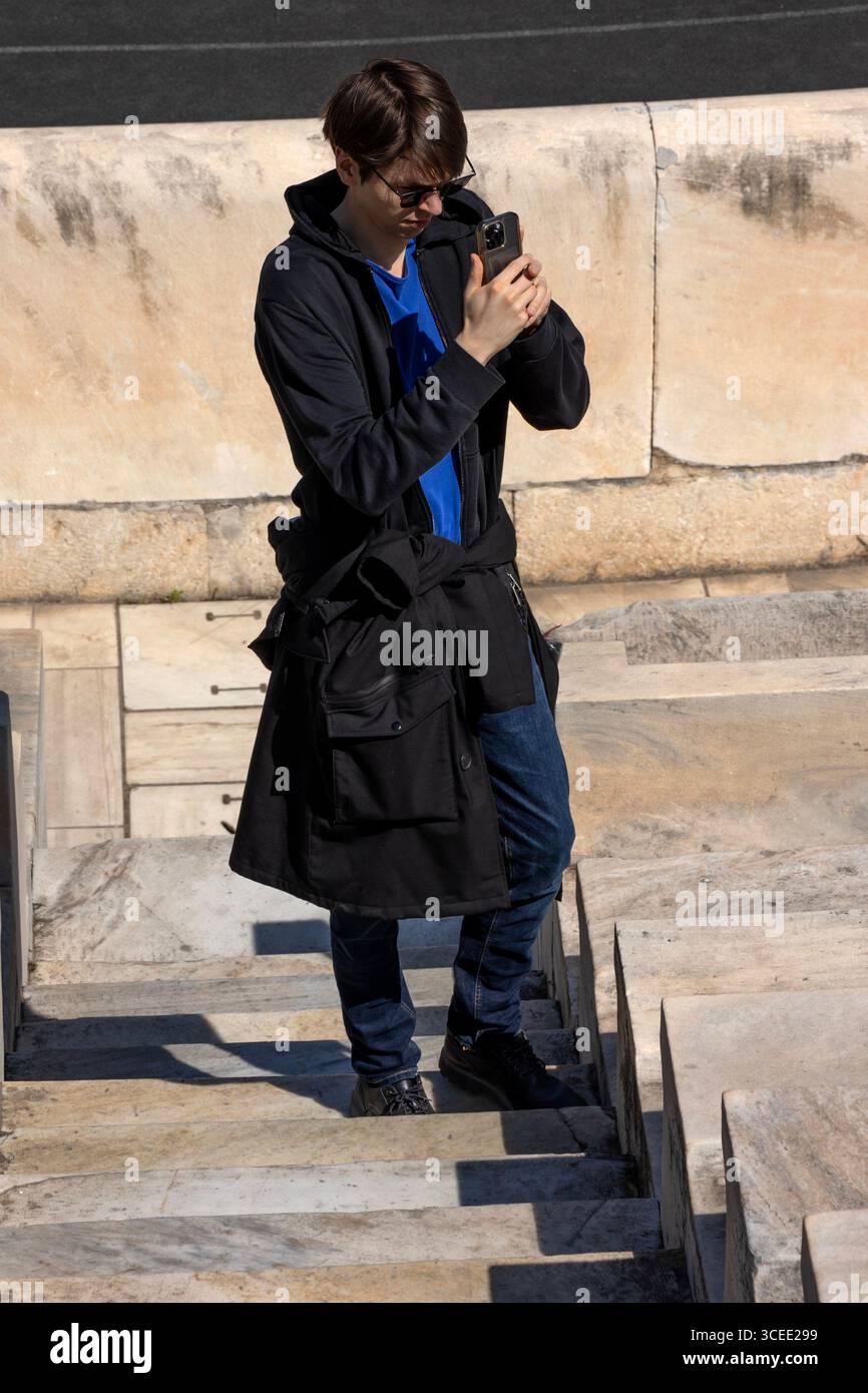 Uomo che scatta una foto allo Stadio Panatenaico di Atene, Grecia Foto Stock