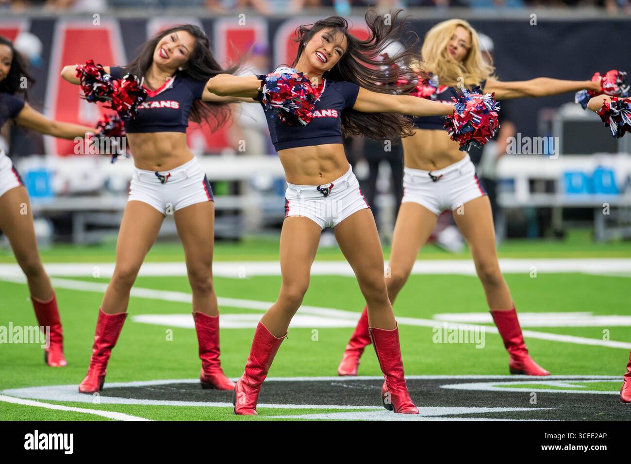16 agosto 2025: Gli Houston Texans Cheerleaders si esibiscono prima di una gara di pre-stagione tra i Carolina Panthers e gli Houston Texans a Houston, Texas. Trask Smith/CSM Foto Stock
