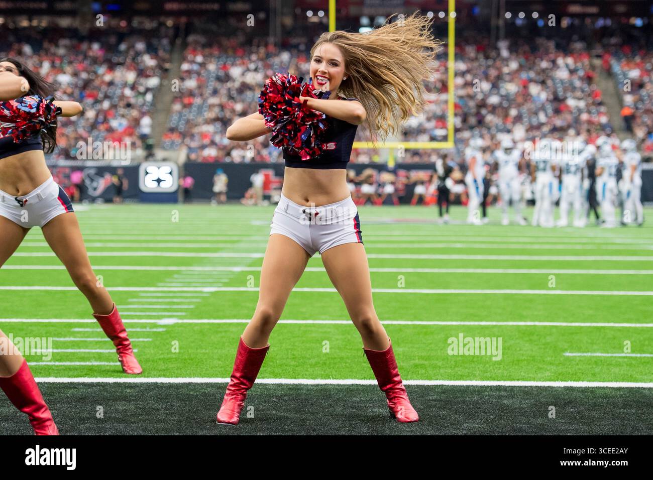 16 agosto 2025: Una cheerleader degli Houston Texans si esibisce durante una gara di pre-stagione tra i Carolina Panthers e gli Houston Texans a Houston, Texas. Trask Smith/CSM Foto Stock