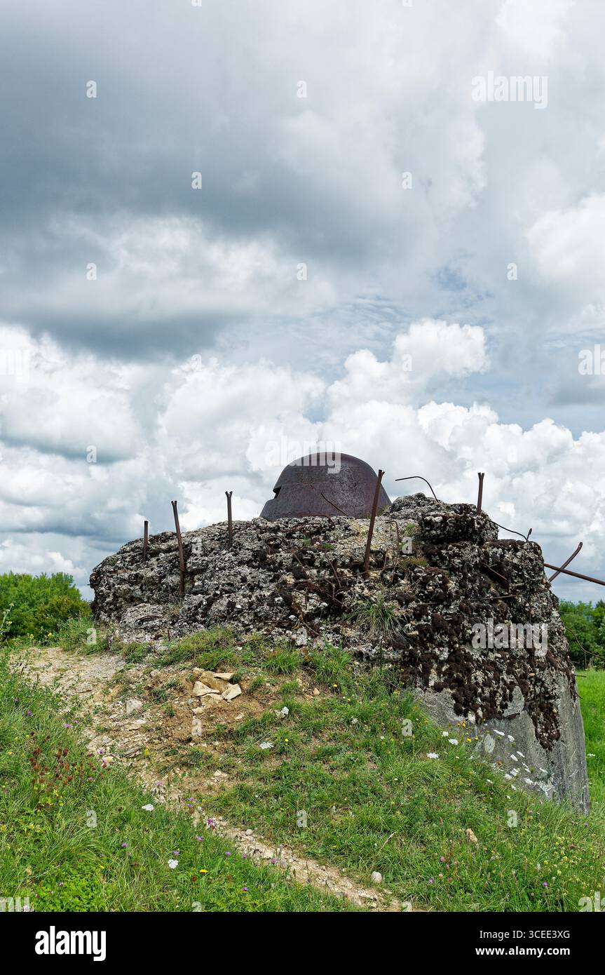 Verdun, Francia 27 luglio 2025: Bunker della prima guerra mondiale con cupola e filo spinato sul campo di battaglia di Fort Douaumont Foto Stock