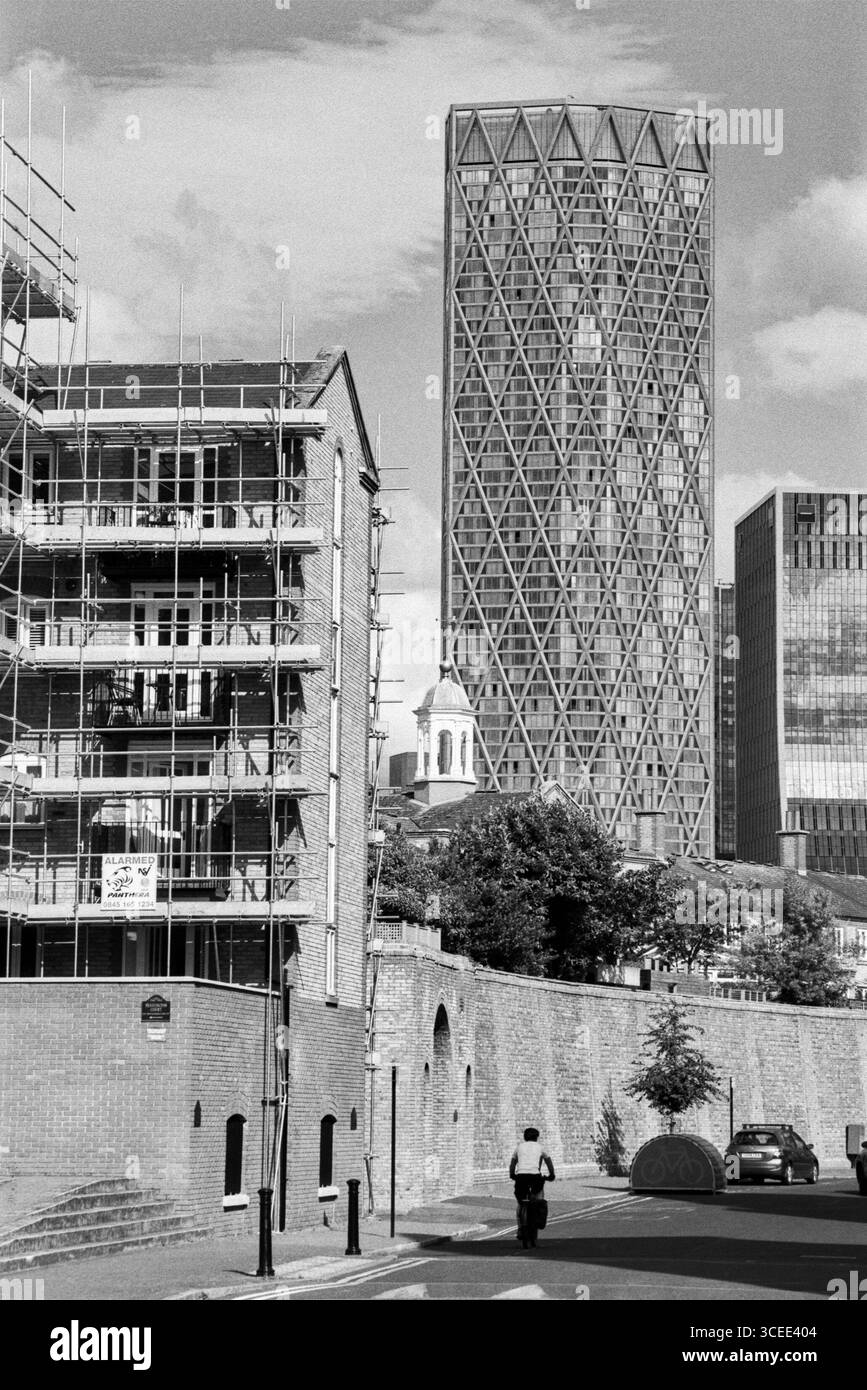 Rotherhithe Street, London Docklands, Regno Unito, guardando verso i grattacieli a Canary Wharf Foto Stock