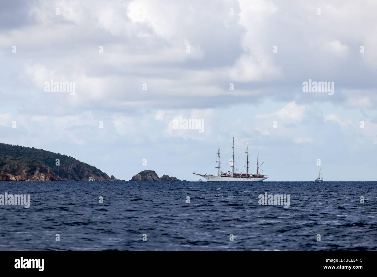 Tortola, Isole Vergini britanniche - 27 marzo 2024: La nave Sea Cloud ancorata al largo delle coste dell'isola Norman Foto Stock