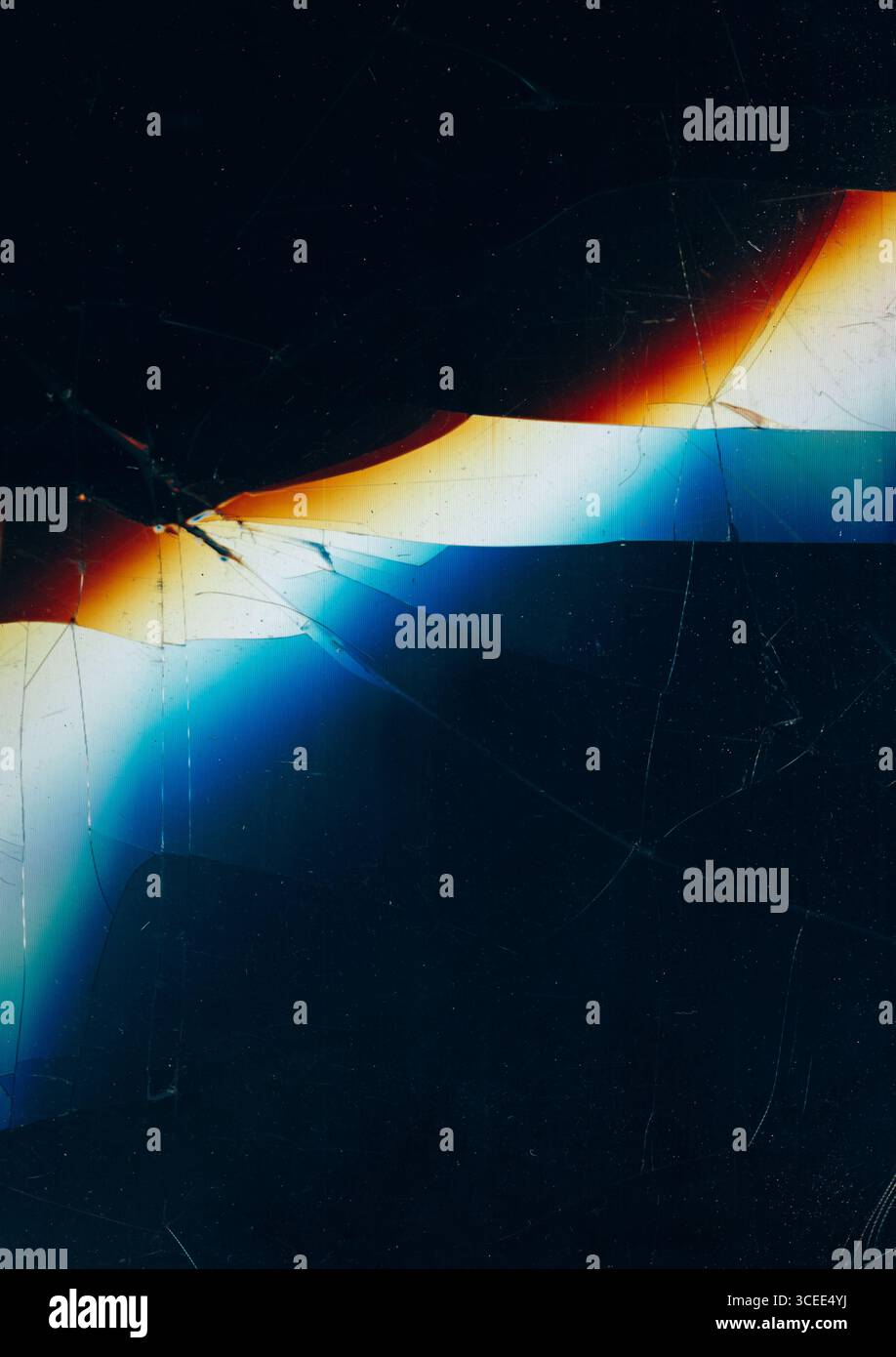 Sfocatura del display distorta. Guasto del sistema. Ondulazione di glitch di colore linea spezzata su sfondo astratto dello schermo in vetro nero graffiato. Foto Stock