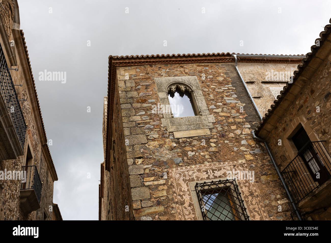 Cáceres, Spagna - 13 aprile 2025: Centro storico di Cáceres Foto Stock