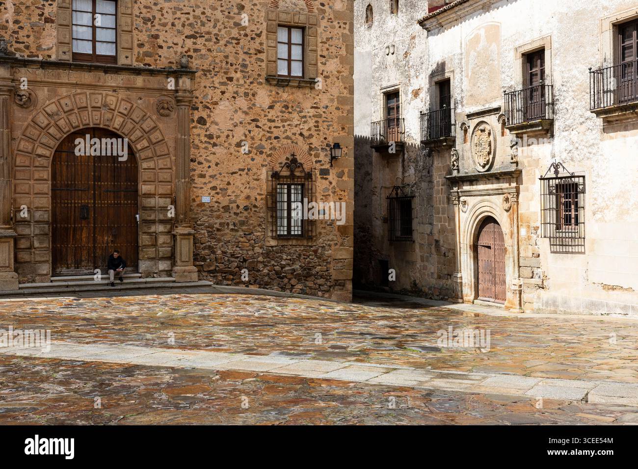 Cáceres, Spagna - 13 aprile 2025: Centro storico di Cáceres Foto Stock