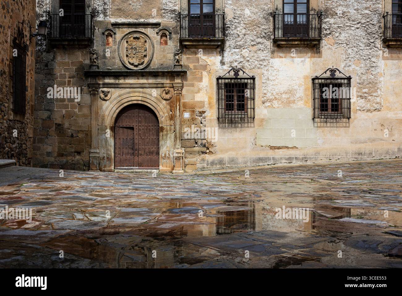 Cáceres, Spagna - 13 aprile 2025: Centro storico di Cáceres Foto Stock