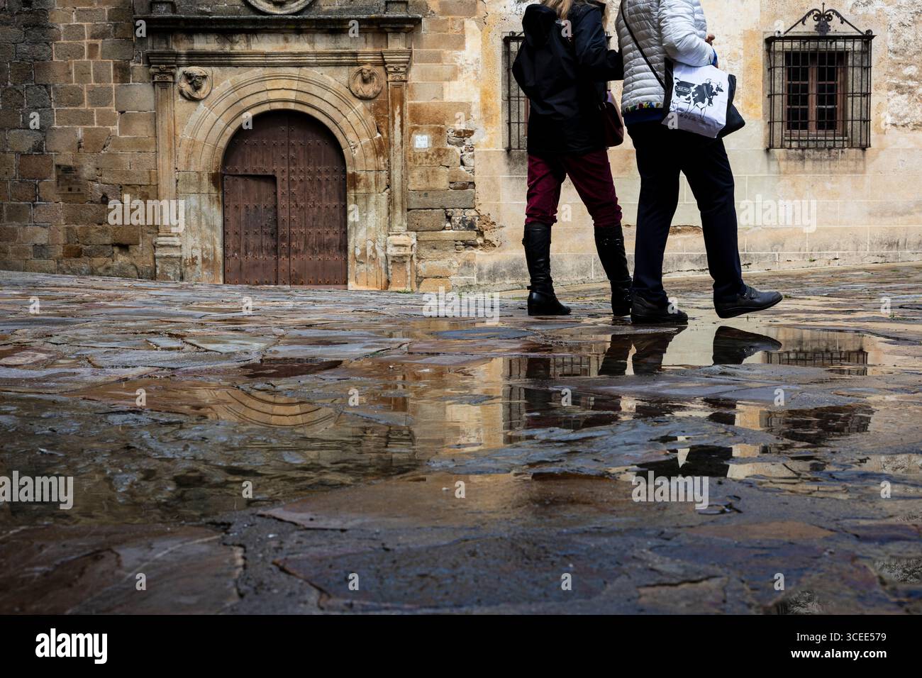 Cáceres, Spagna - 13 aprile 2025: Centro storico di Cáceres Foto Stock