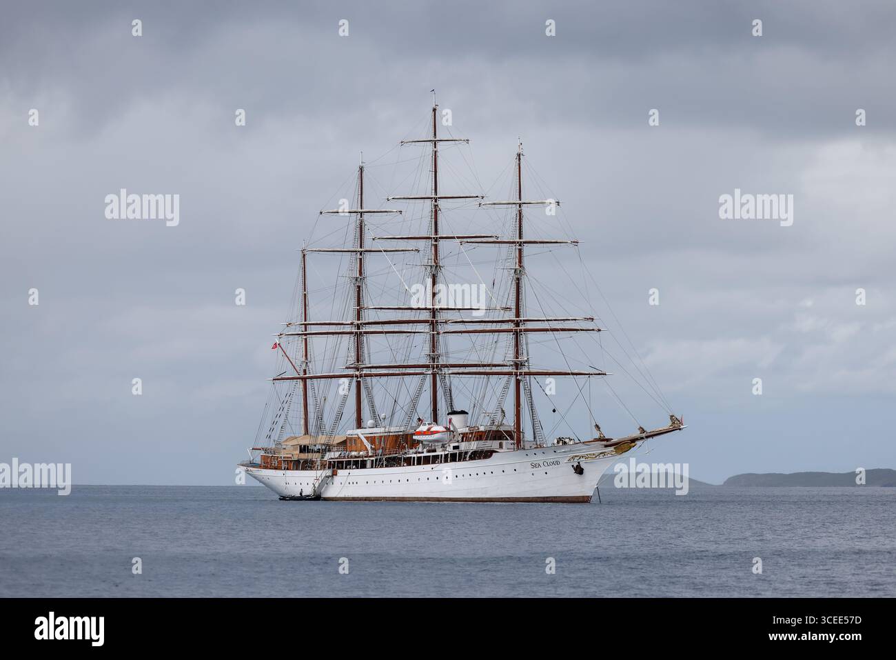 Tortola, Isole Vergini britanniche - 27 marzo 2024: La nave Sea Cloud ancorata al largo delle coste dell'isola Norman Foto Stock