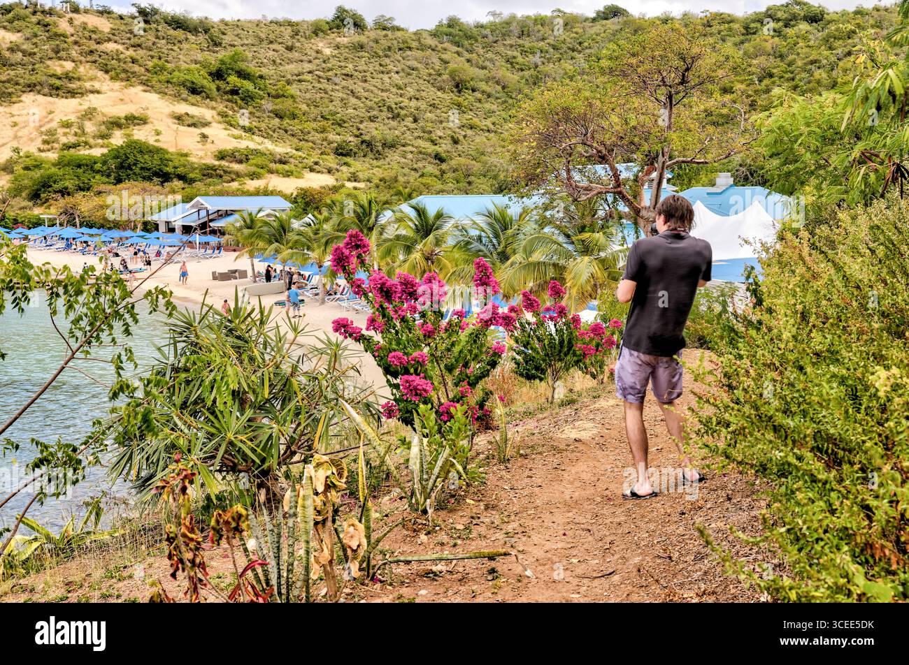 Tortola, Isole Vergini britanniche - 27 marzo 2024: Fotografo che scatta foto paesaggistiche sull'isola Norman Foto Stock