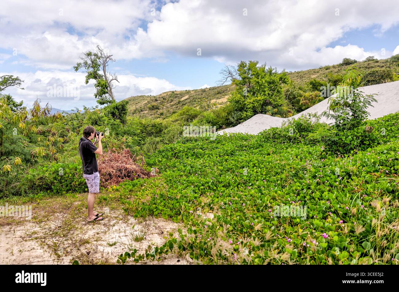 Tortola, Isole Vergini britanniche - 27 marzo 2024: Fotografo che scatta foto paesaggistiche sull'isola Norman Foto Stock