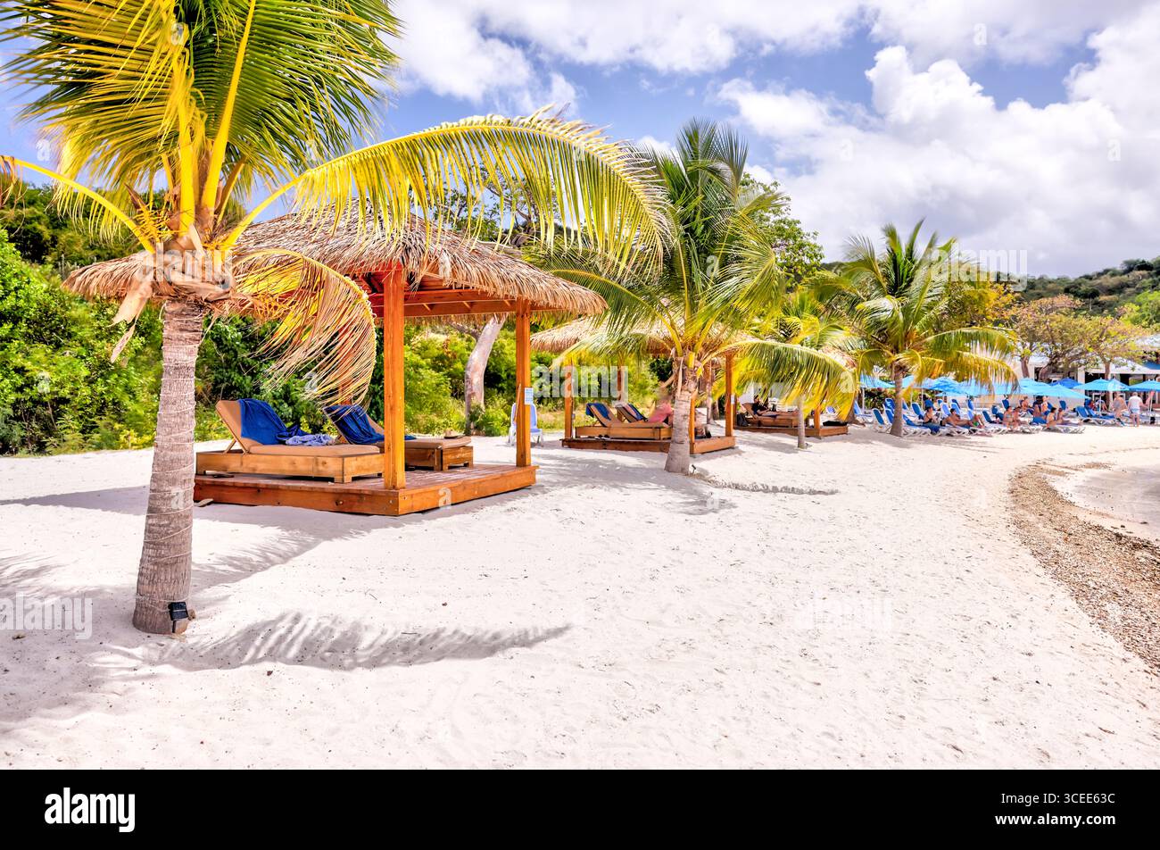 Tortola, Isole Vergini britanniche - 27 marzo 2024: Spiaggia e molo a The Bight sull'isola Norman Foto Stock