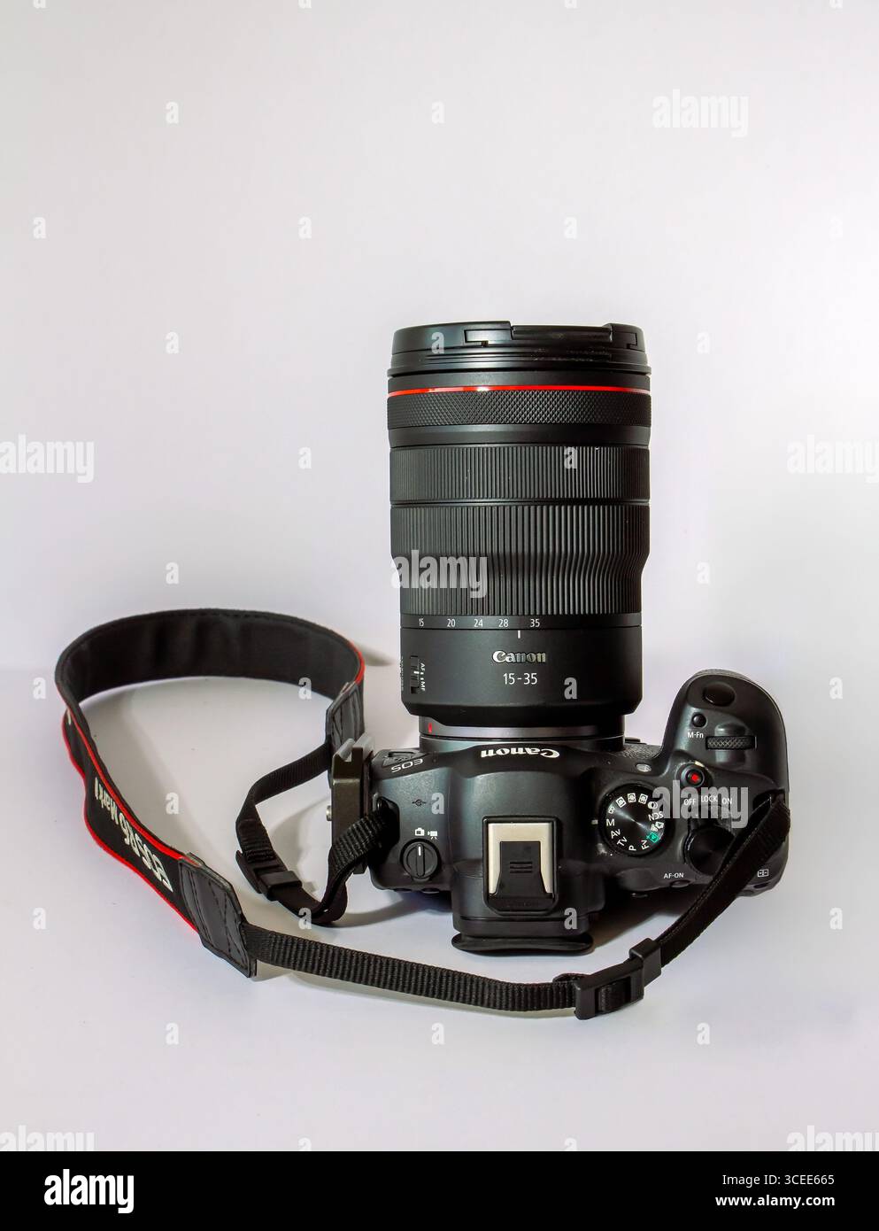 Canon EOS R6 Mark II con obiettivo USM RF15-35mm Ff2.8 L. Foto Stock