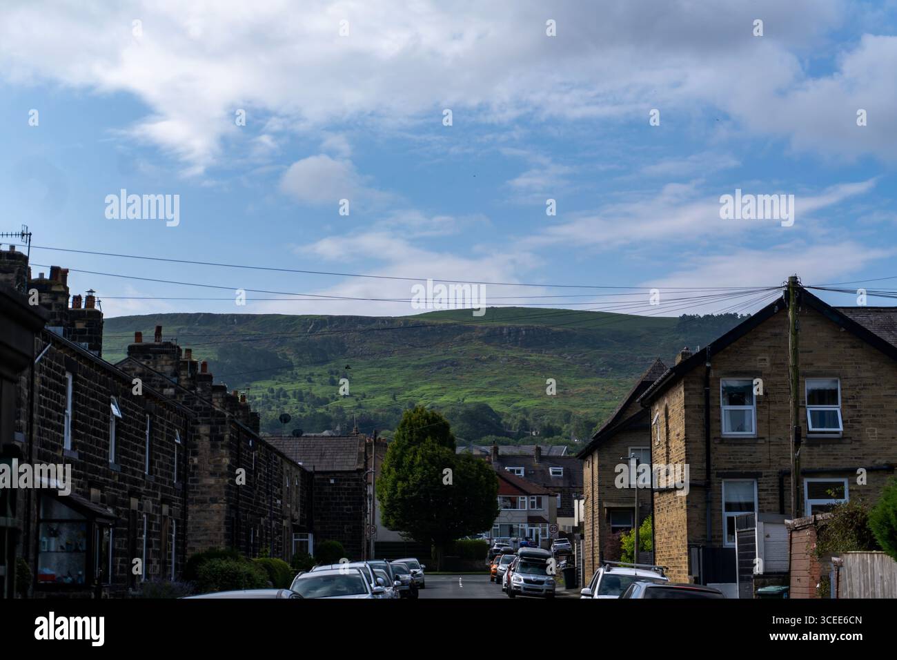 Ilkley Moor si affaccia sulla città nel West Yorkshire, Regno Unito Foto Stock