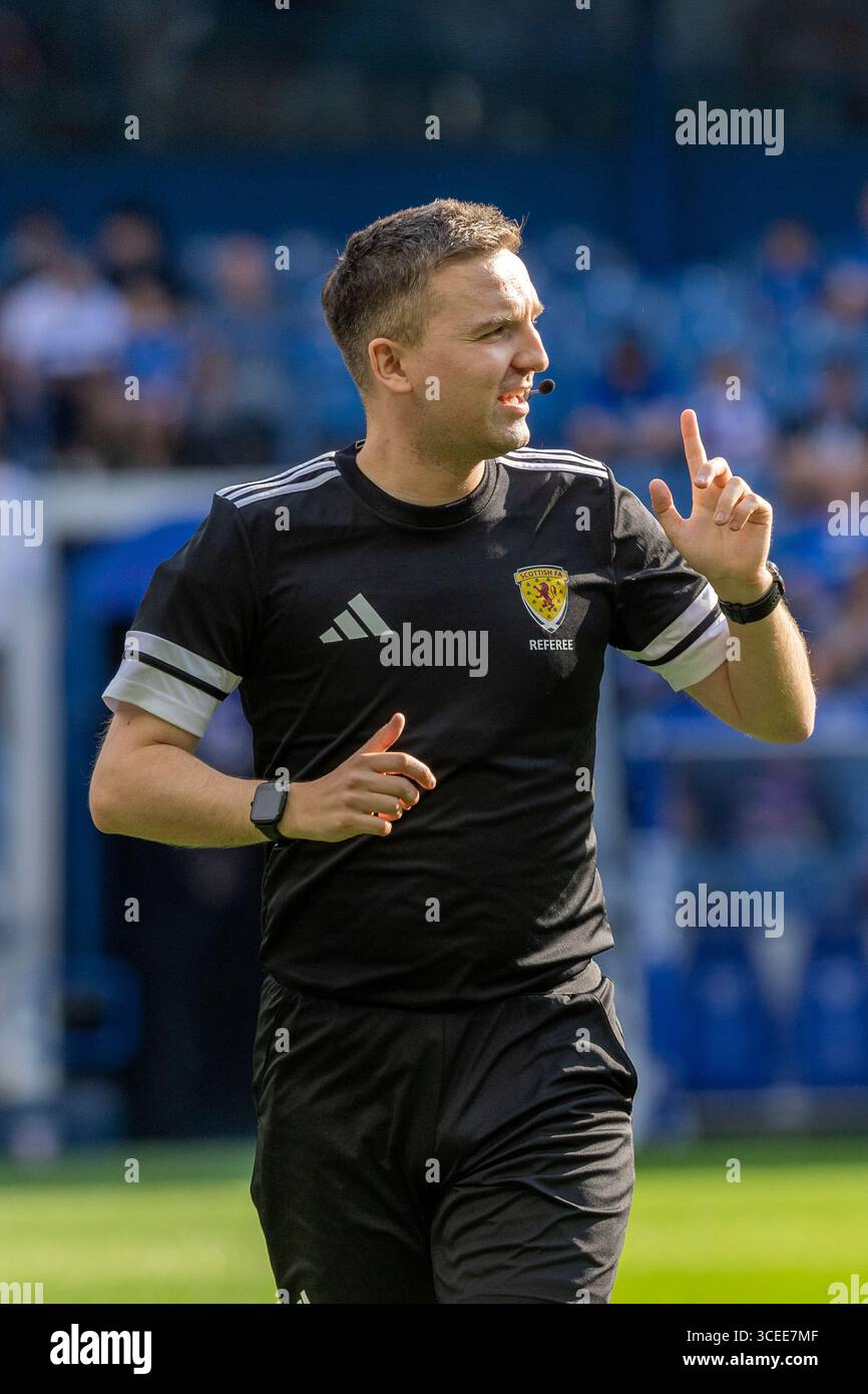 DANIEL MACFARLANE, arbitro di calcio ufficiale della Scottish Football Association, officiante allo stadio Ibrox. Glasgow, Scozia. Foto Stock