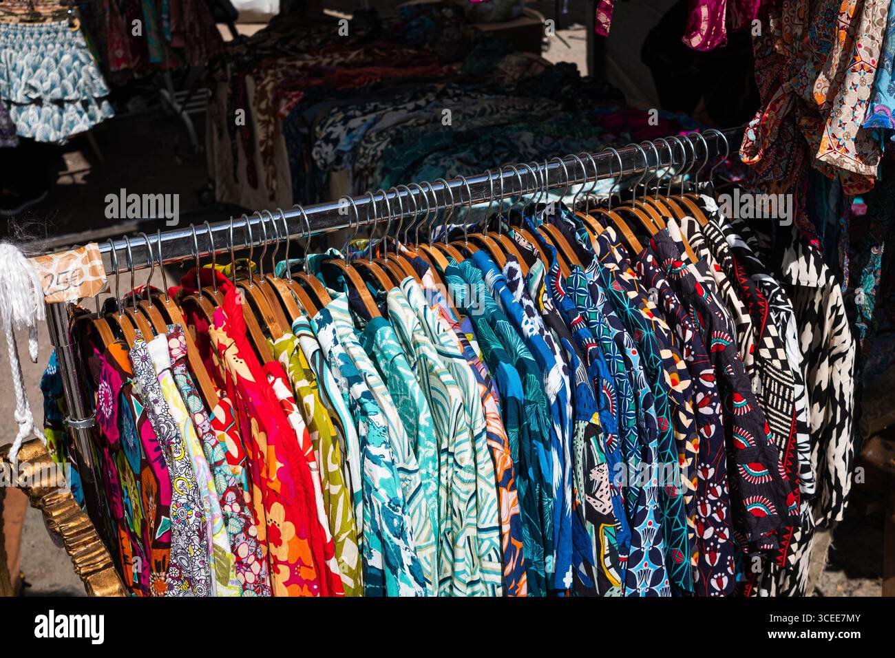 vestiti vintage colorati sul mercato delle pulci - abiti di seconda mano Foto Stock