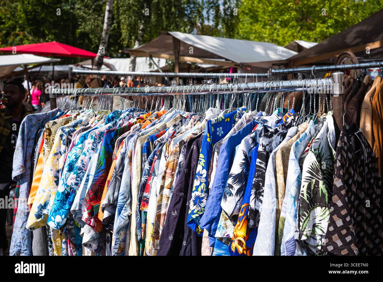 abiti di seconda mano, vestiti vintage colorati sul mercato delle pulci alla moda Foto Stock