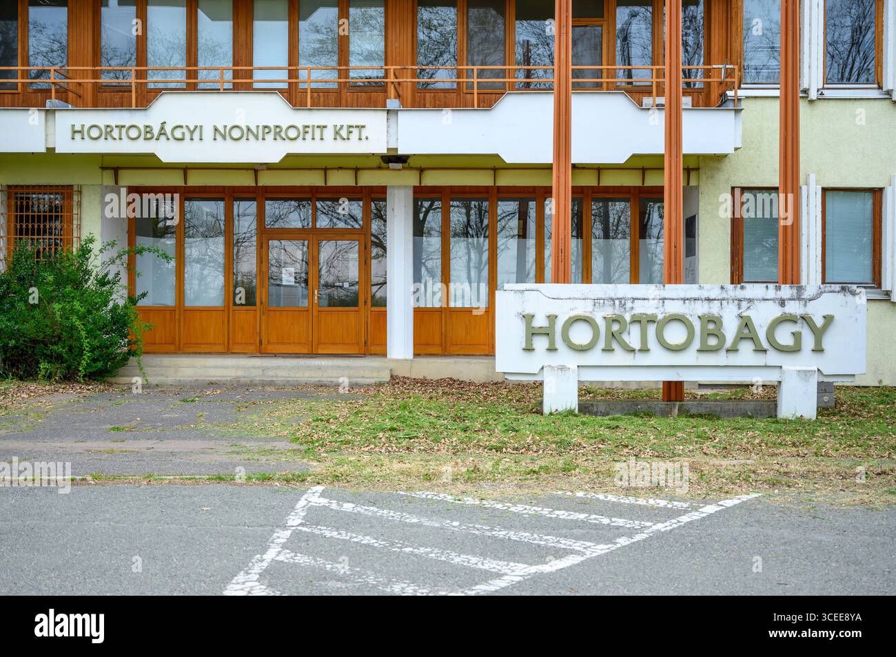 HORTOBAGY, UNGHERIA 23 APRILE 2022 foto diurna dell'esterno dell'edificio no profit Hortobagy. L'edificio e' marrone chiaro con grandi porte in legno e. Foto Stock